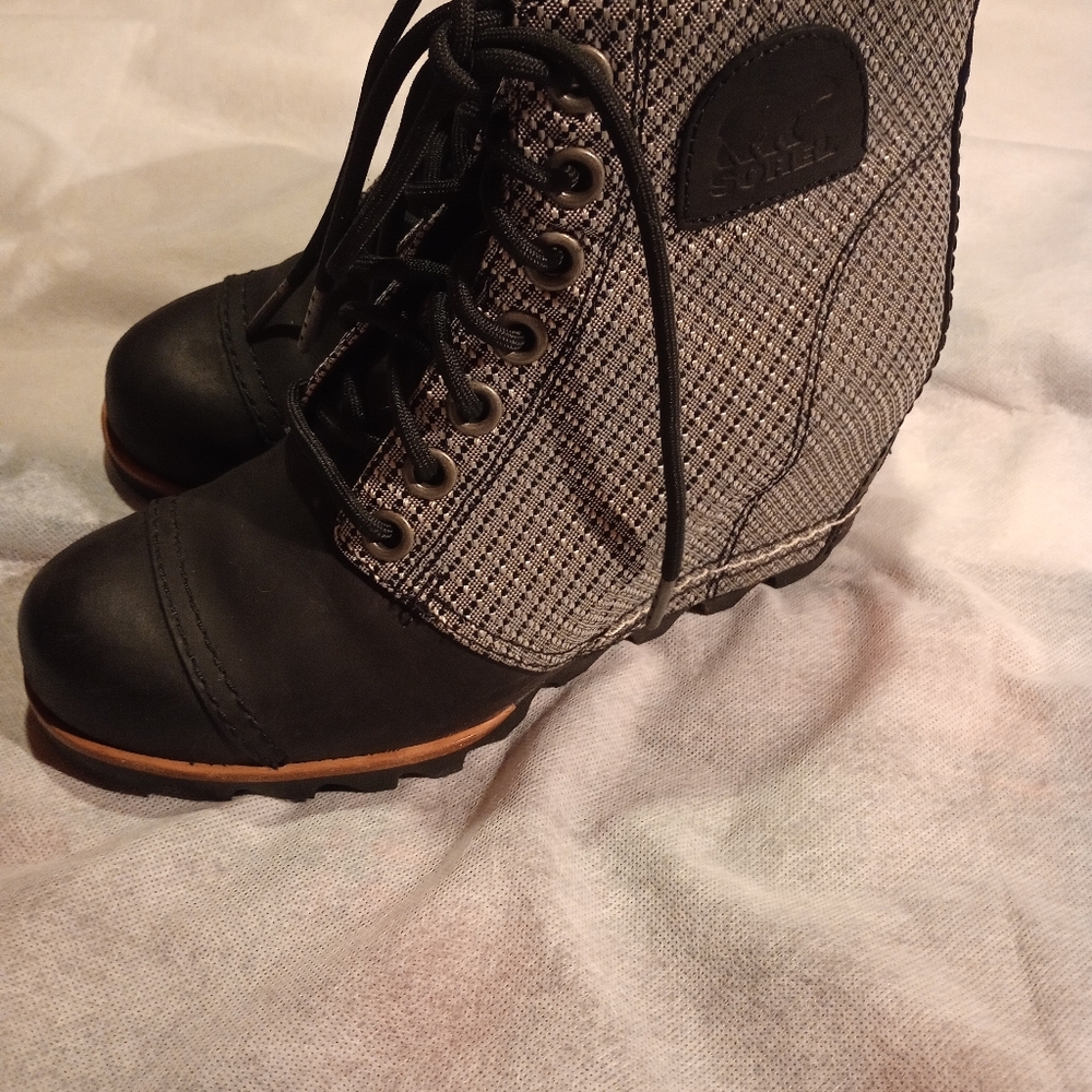 Sorel Black and White Lace-Up Ankle Booties - Great Condition - Picture 2 of 11